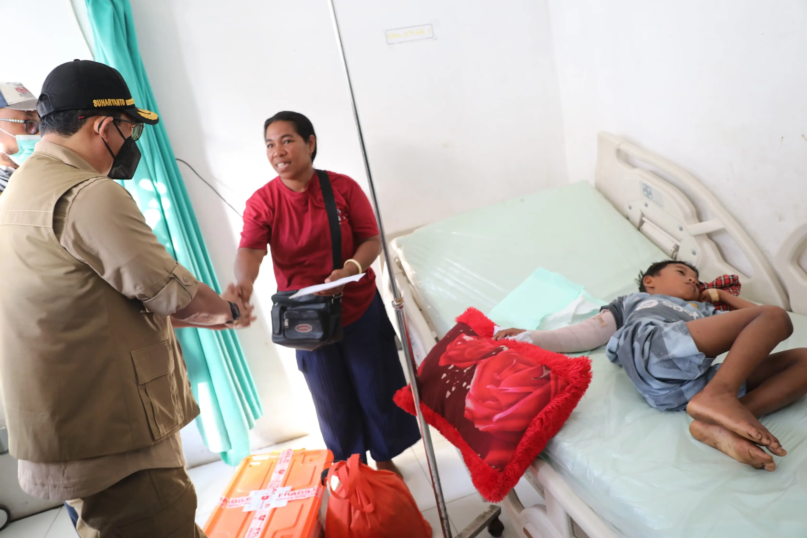 Kepala BNPB Letjen TNI Dr. Suharyanto, S.Sos., M.M (Kemeja dan Rompi Cokelat) saat berada di RSUD Henrikus Fernandez Larantuka mengunjungi korban terdampak erupsi Gunung Lewotobi Laki-Laki di Kabupaten Flores Timur, Nusa Tenggara Timur pada Rabu (6/11).